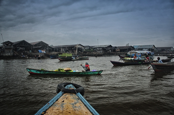 kesibukan pagi hari di sungai Barito by M Ali Nurdin